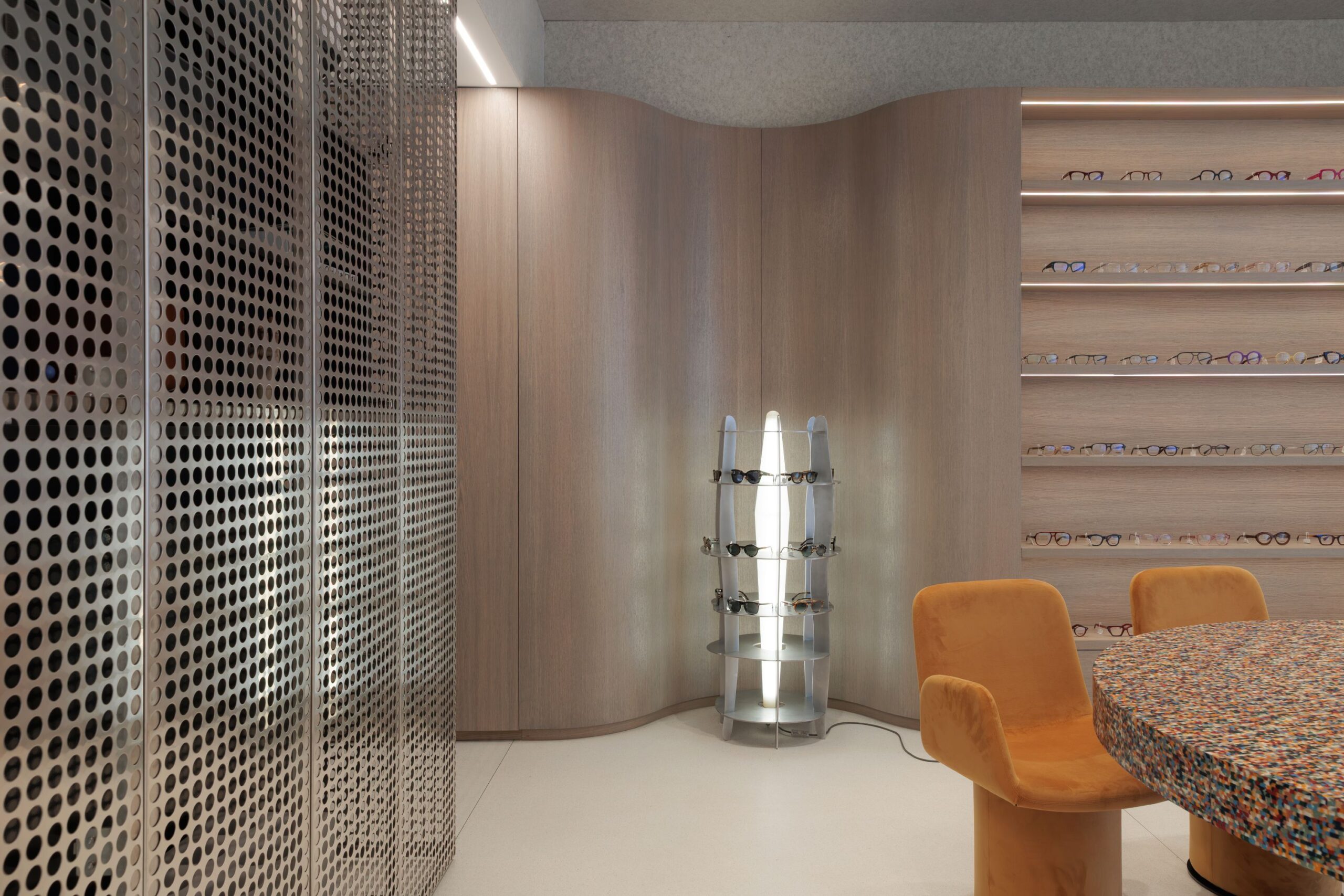 Opto Centar u Vlaškoj 64: Dizajnerski showroom u kojem kontrasti stvaraju sklad
