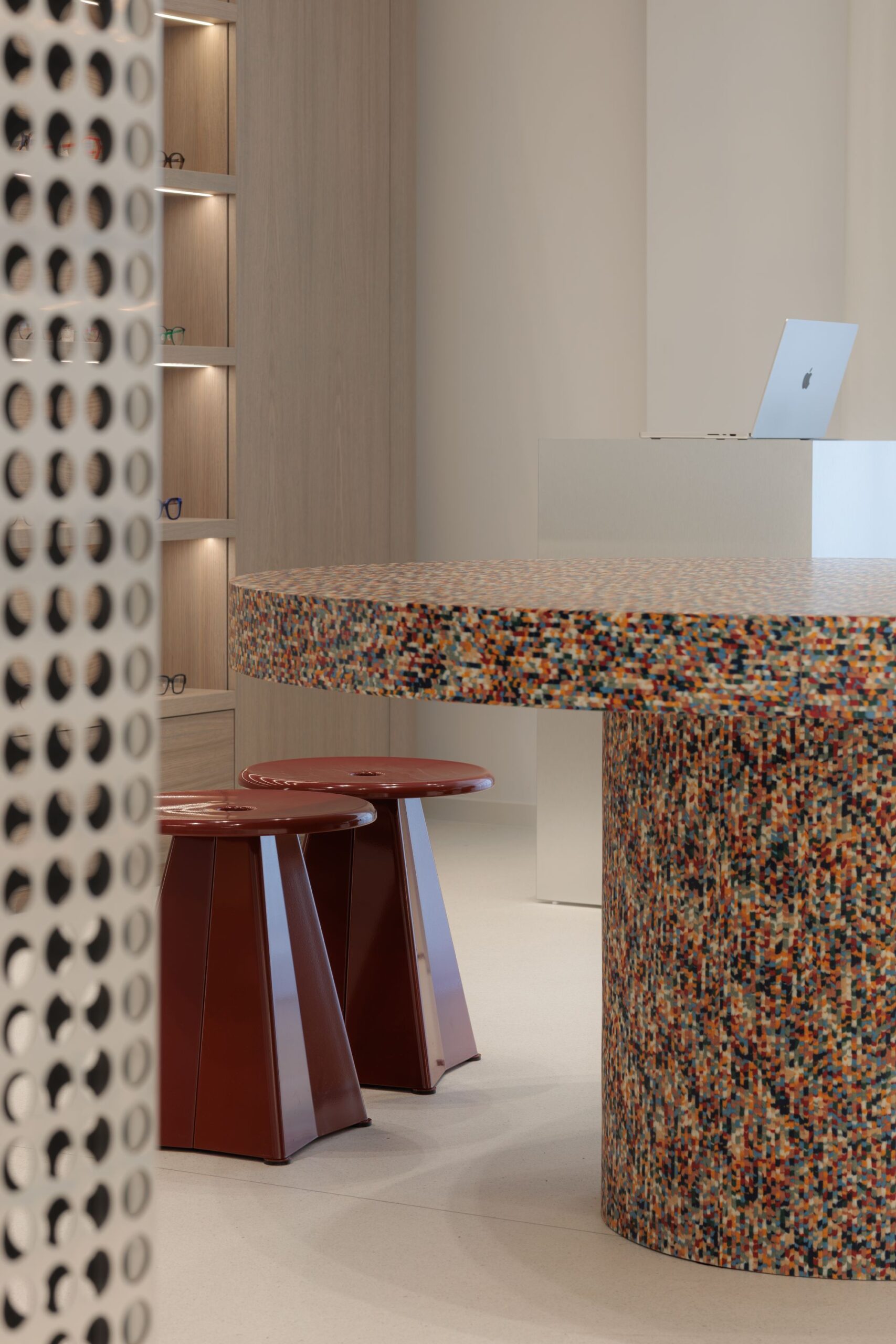 Opto Centar u Vlaškoj 64: Dizajnerski showroom u kojem kontrasti stvaraju sklad