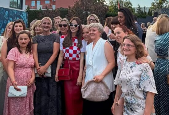SEVERINA U KOCKICAMA I CRVENOJ SUKNJI HELLO MAGAZIN CROATIA HRVATSKA