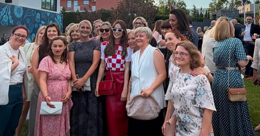 SEVERINA U KOCKICAMA I CRVENOJ SUKNJI HELLO MAGAZIN CROATIA HRVATSKA
