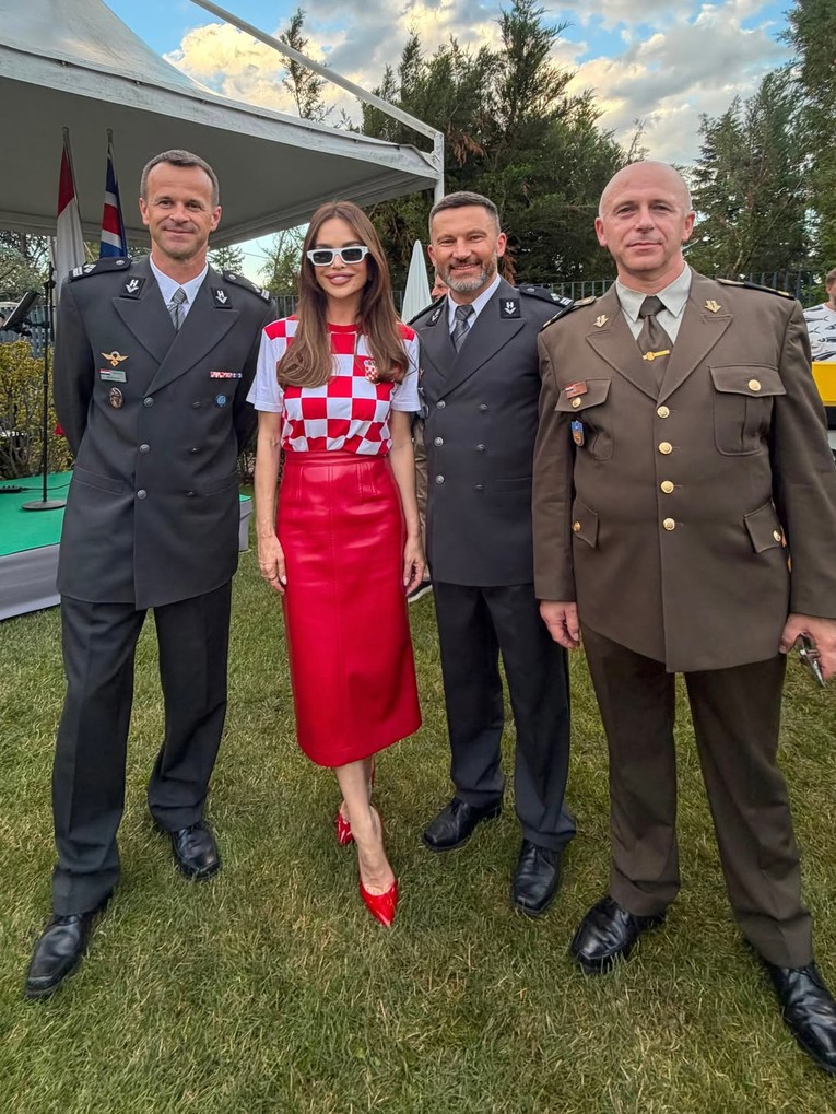 SEVERINA U KOCKICAMA I CRVENOJ SUKNJI HELLO MAGAZIN CROATIA HRVATSKA