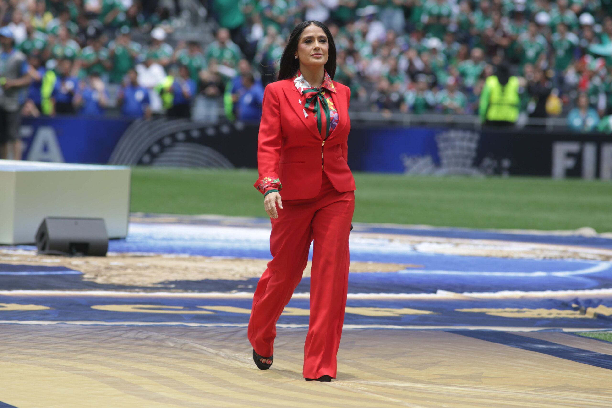 Salma Hayek u moćnom crvenom odijelu