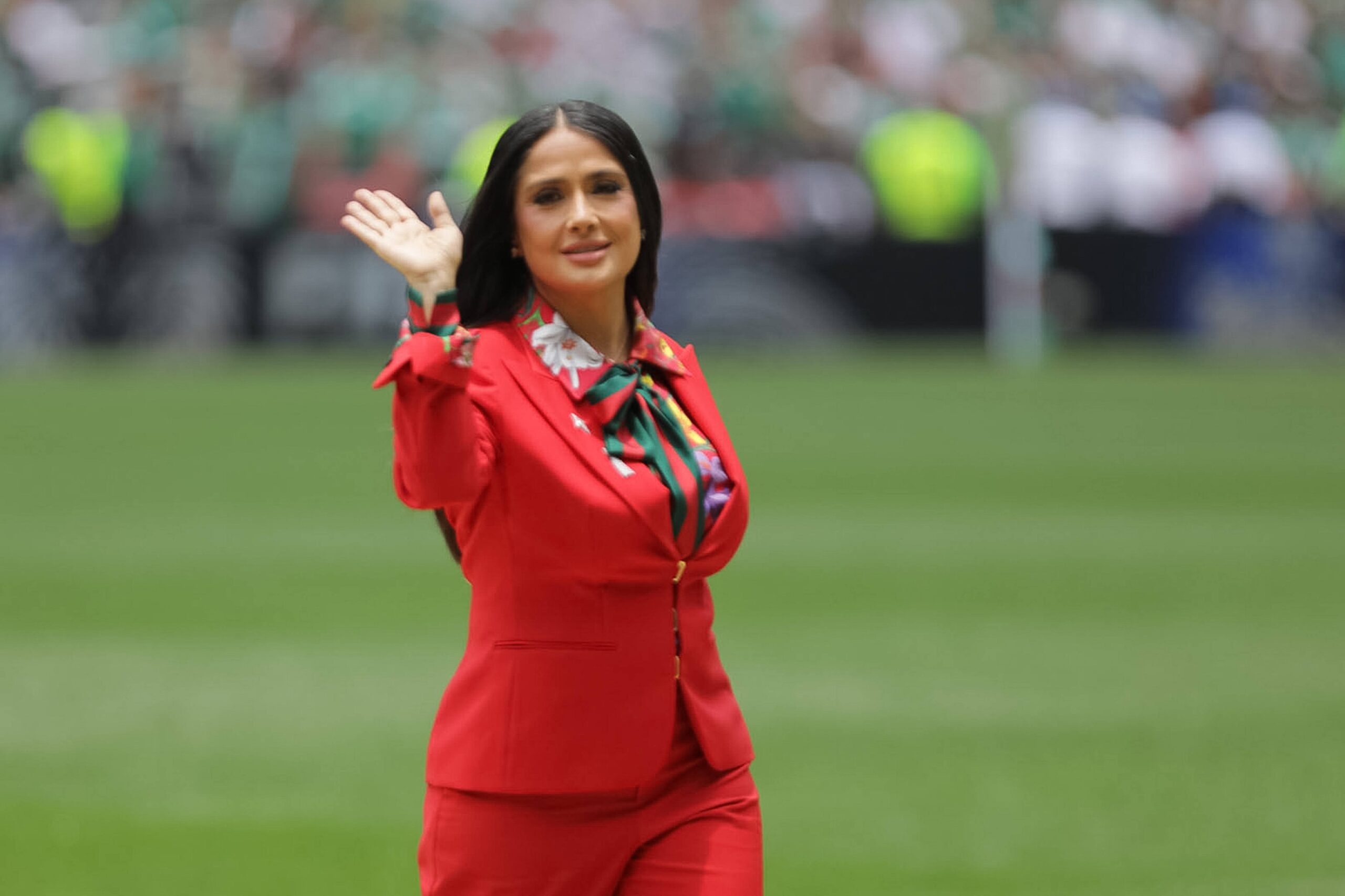 Salma Hayek u moćnom crvenom odijelu