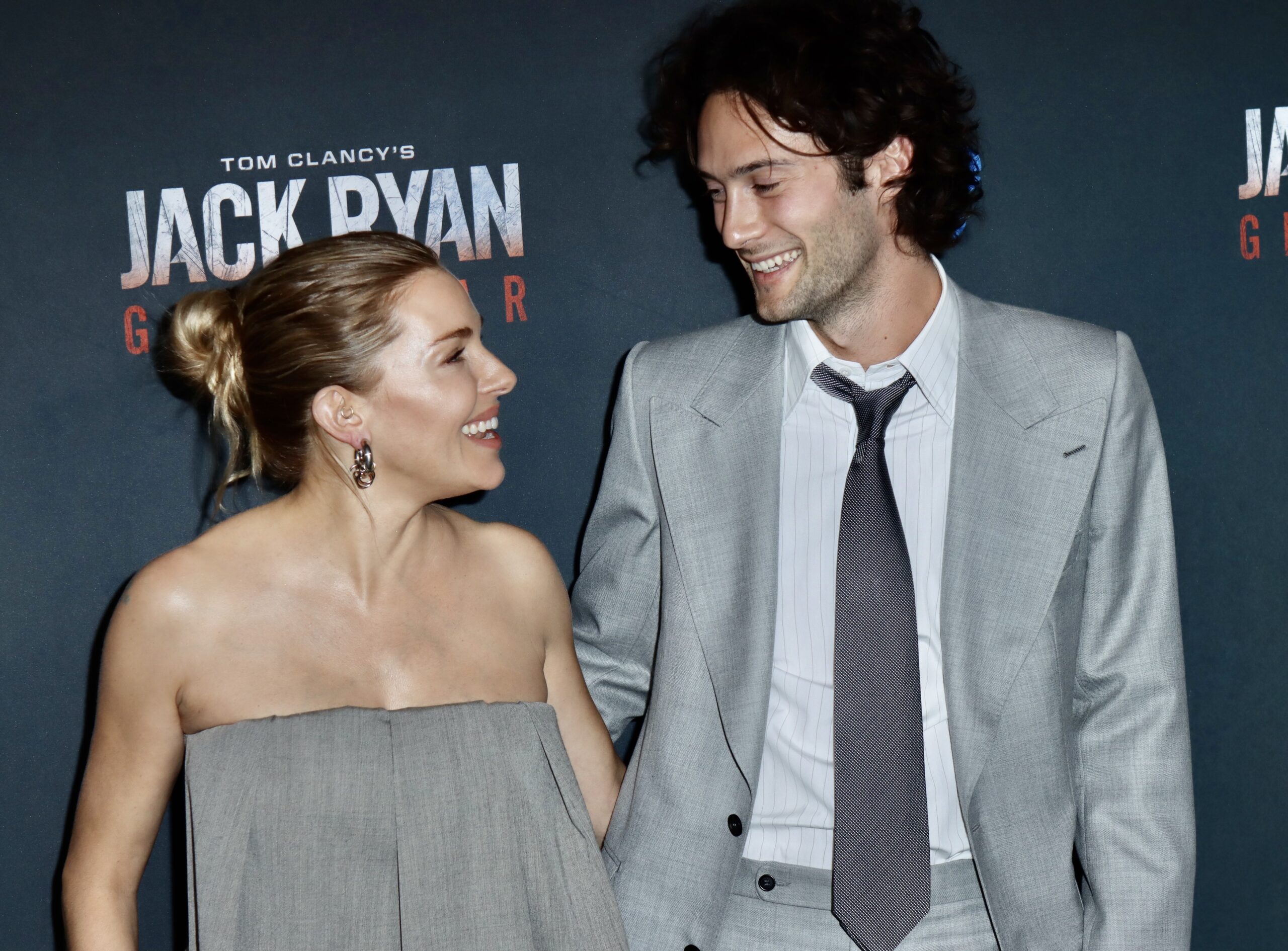 Sienna Miller se zaručila za 15 godina mlađeg partnera