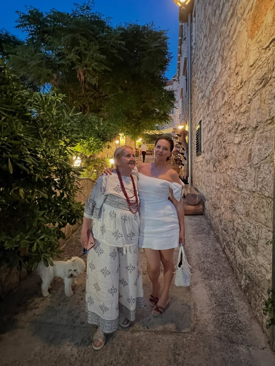 Nina Badrić na Hvaru nosi lanenu mini haljinu