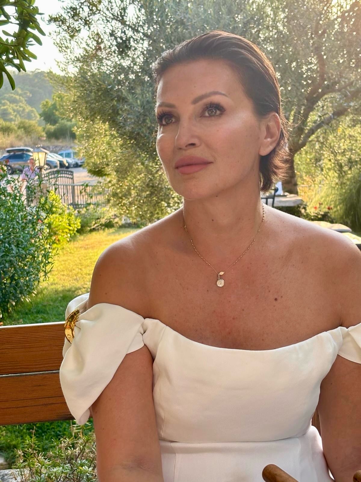 Nina Badrić na Hvaru nosi lanenu mini haljinu