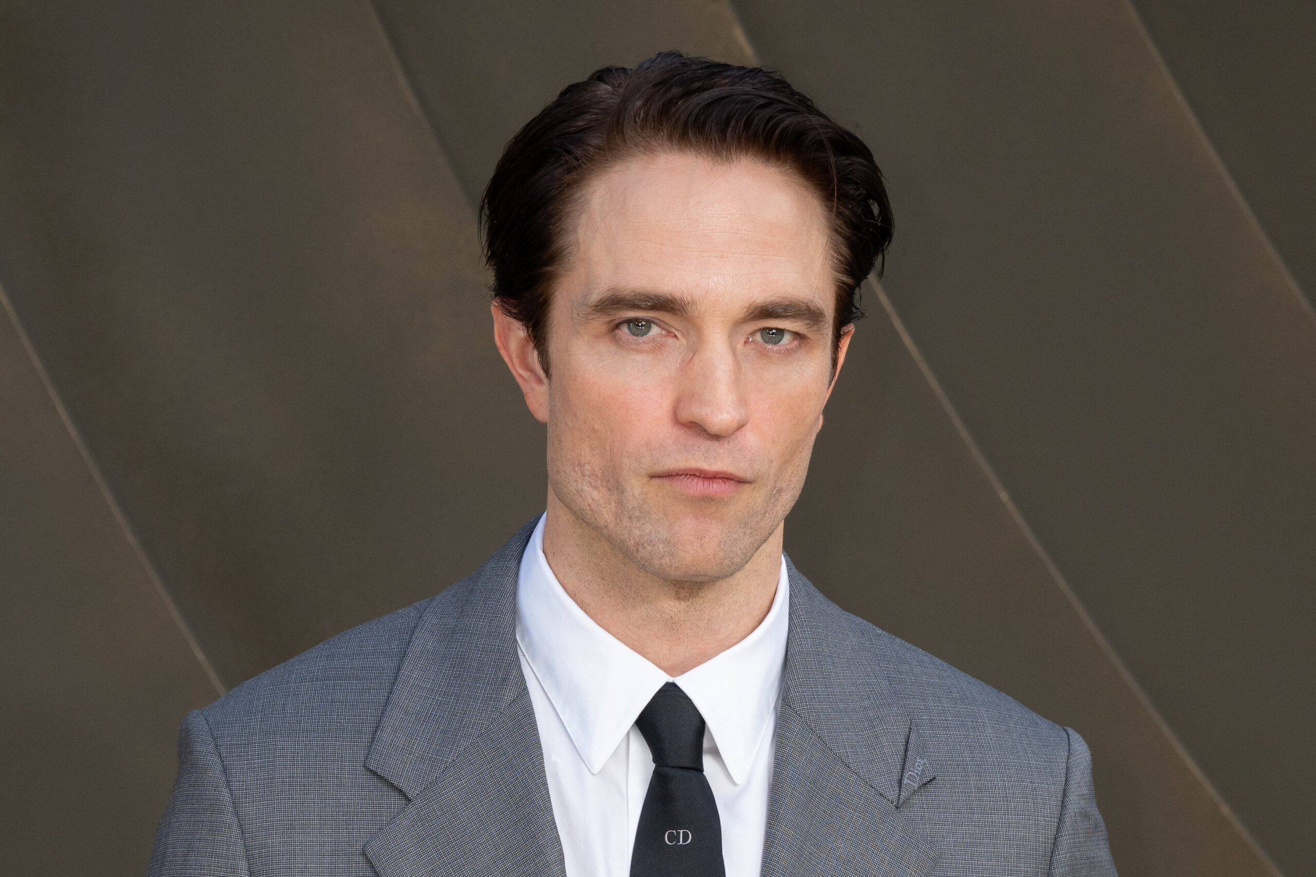 Robert Pattinson pokazao kako se nosi savršeno sivo odijelo