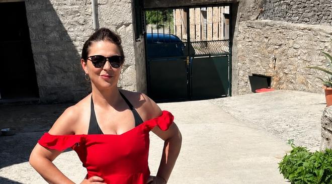 Sanja Vejnović crvena haljina hello magazin croatia hrvatska