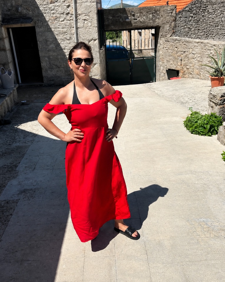 Sanja Vejnović crvena haljina hello magazin croatia hrvatska