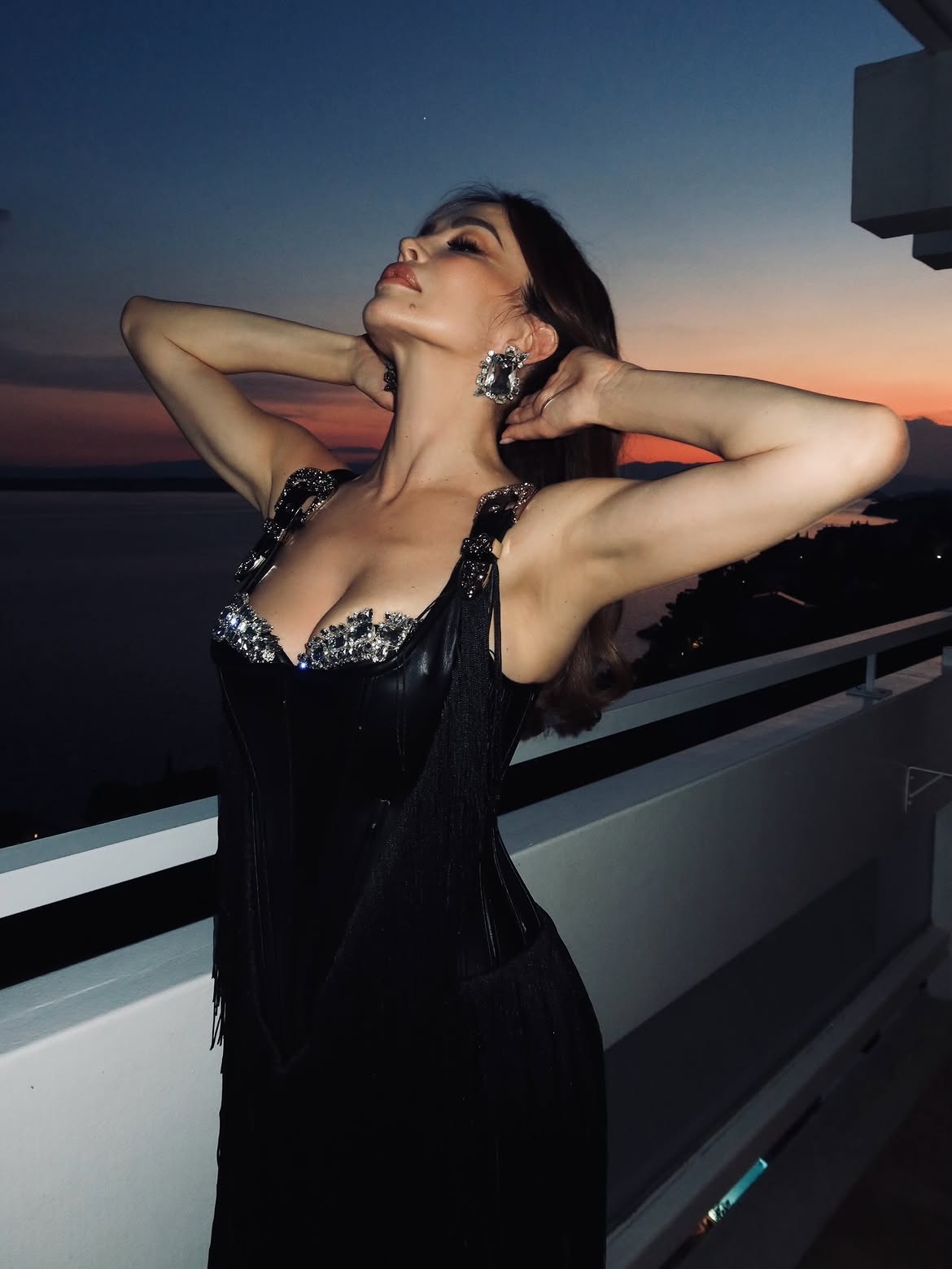 Severina u crnoj haljini s resama pokazala besprijekoran scenski stil.