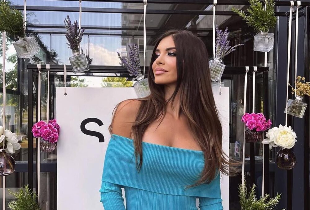 Iva Šarić u retro Valentino izdanju koje spaja eleganciju i ljetni glamur