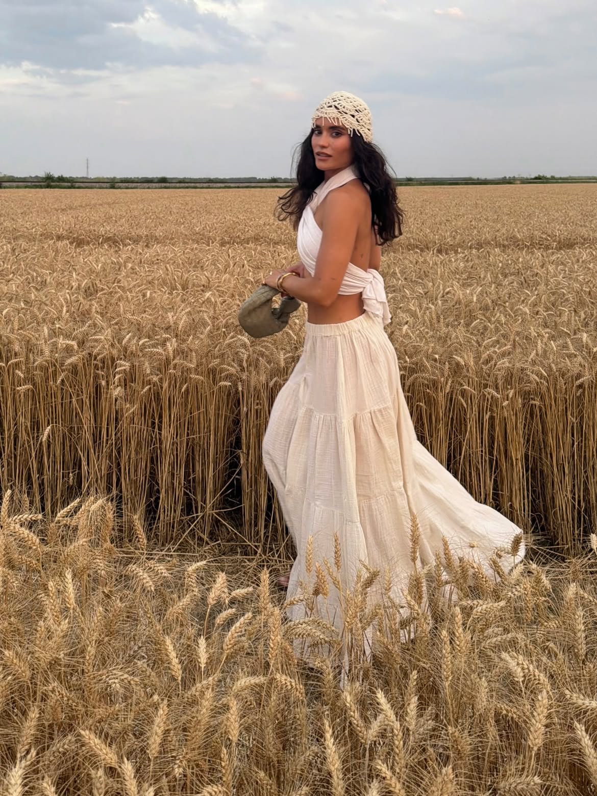 Ivana Pirizović u krem kompletu koji spaja eleganciju i tradiciju