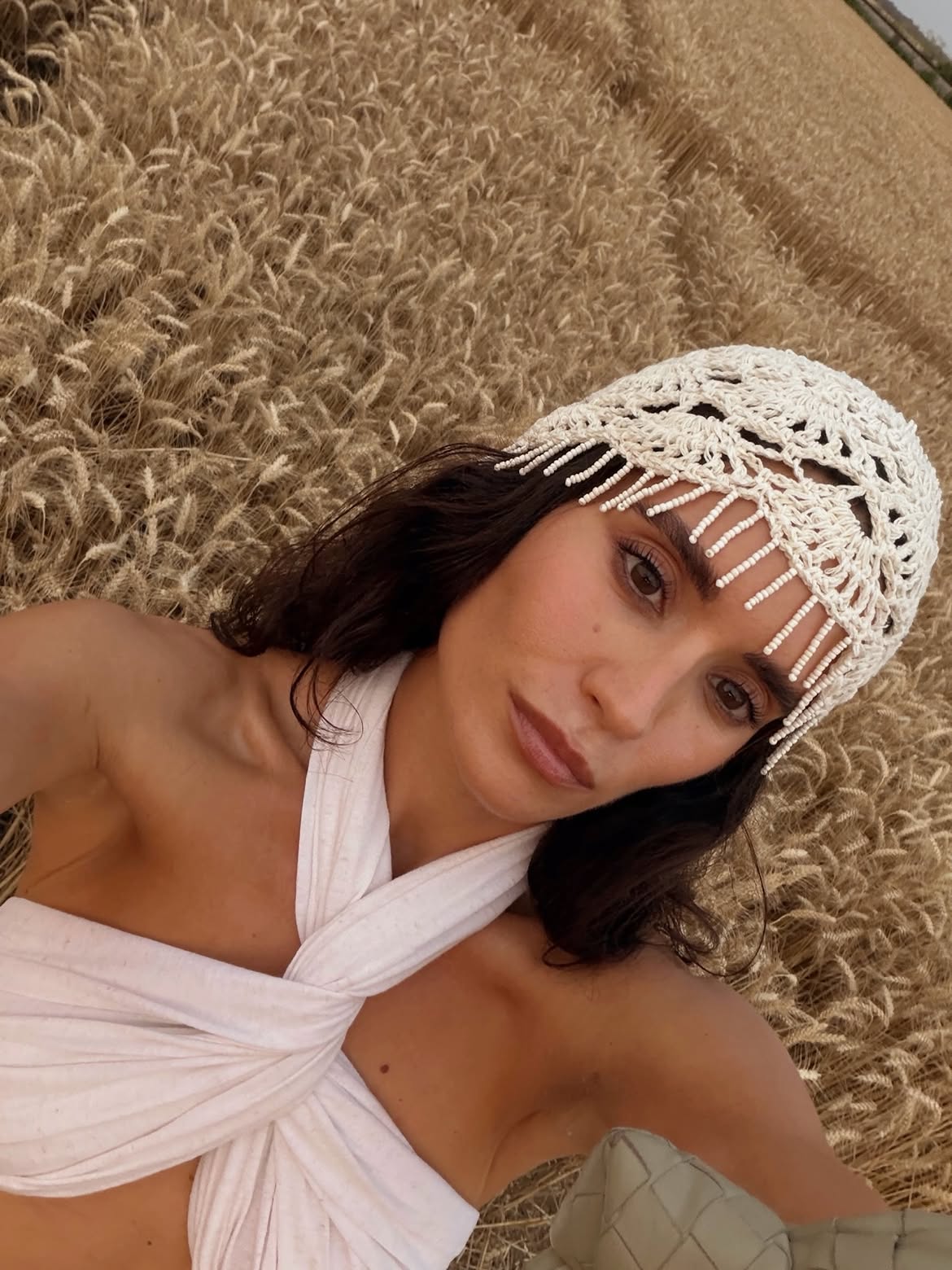 Ivana Pirizović u krem kompletu koji spaja eleganciju i tradiciju