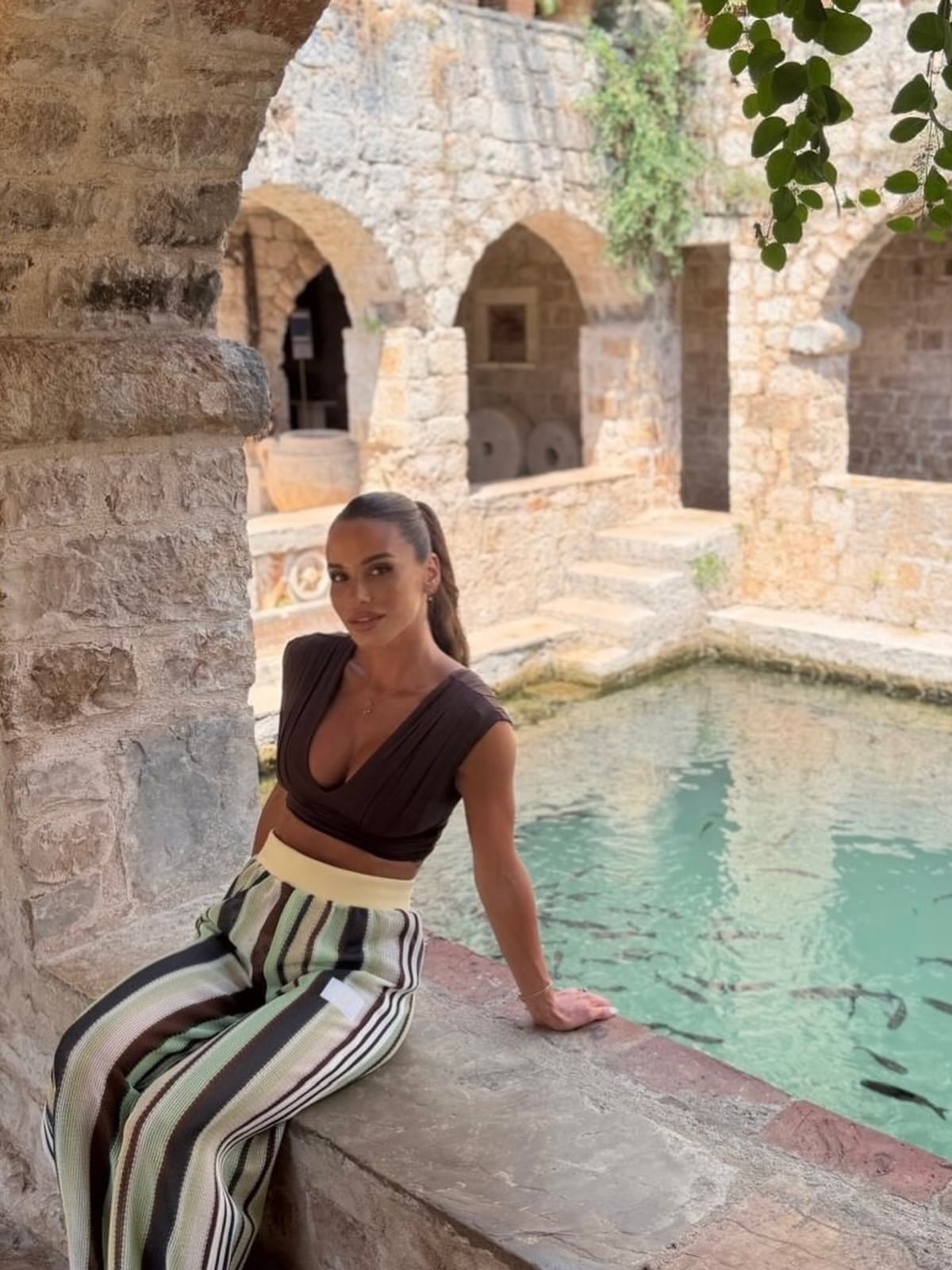 Raquel Mauri, Ivan Rakitić, Hvar, adidas Originals, adidas hlače, ljetna moda,