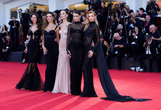 Hrvatska manekenka zablistala u Veneciji Na crvenom tepihu pozirala uz Alessandru Ambrosio