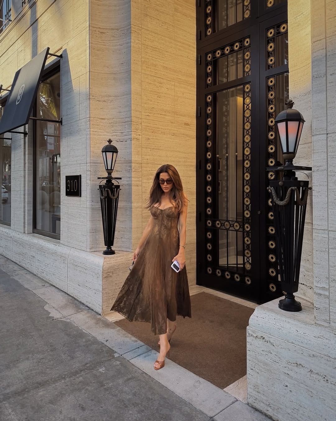 Jana Dužanec prošetala Beverly Hillsom u haljini koja osvaja na prvi pogled. Pogledajte detalje njezina elegantnog looka
