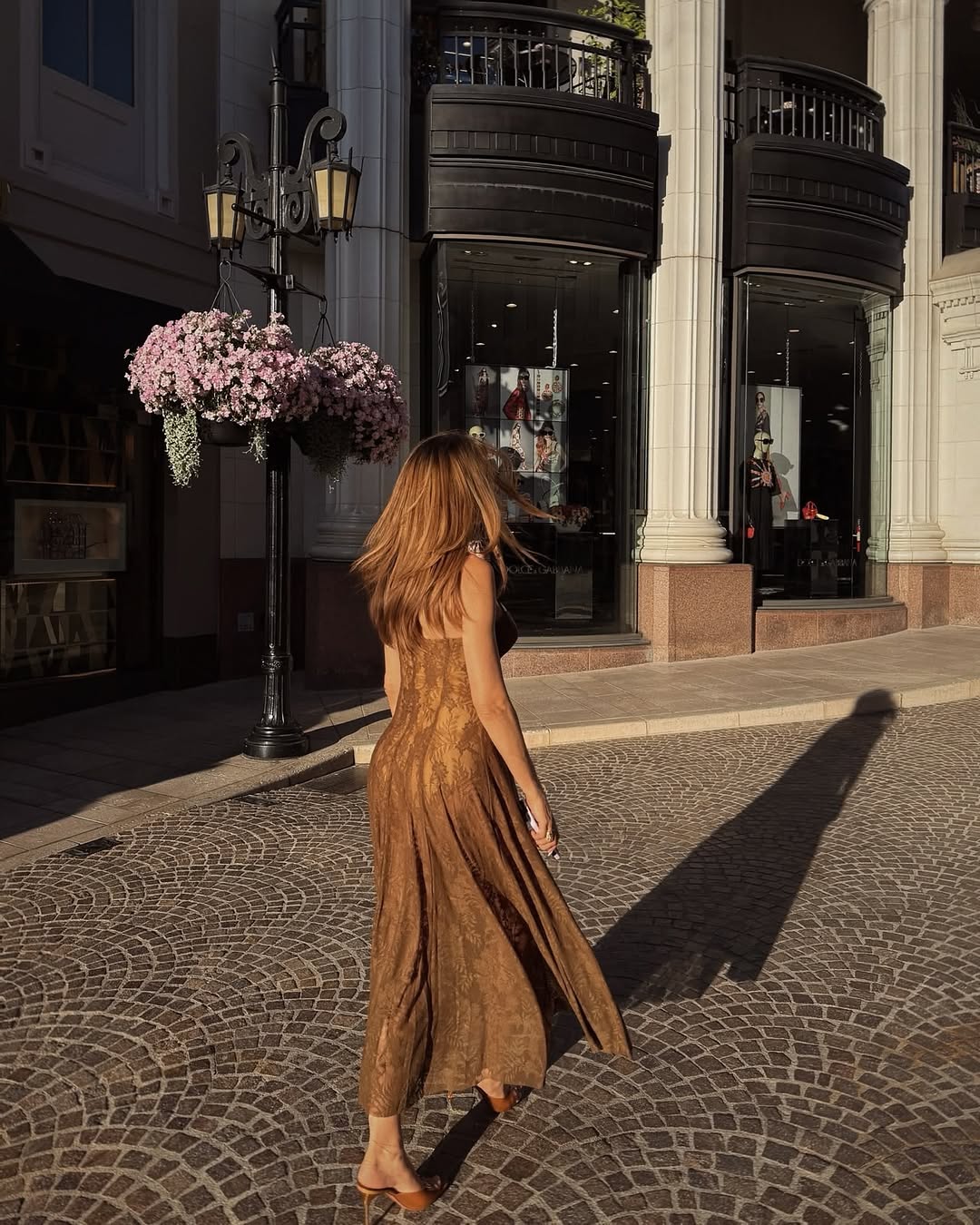 Jana Dužanec prošetala Beverly Hillsom u haljini koja osvaja na prvi pogled. Pogledajte detalje njezina elegantnog looka