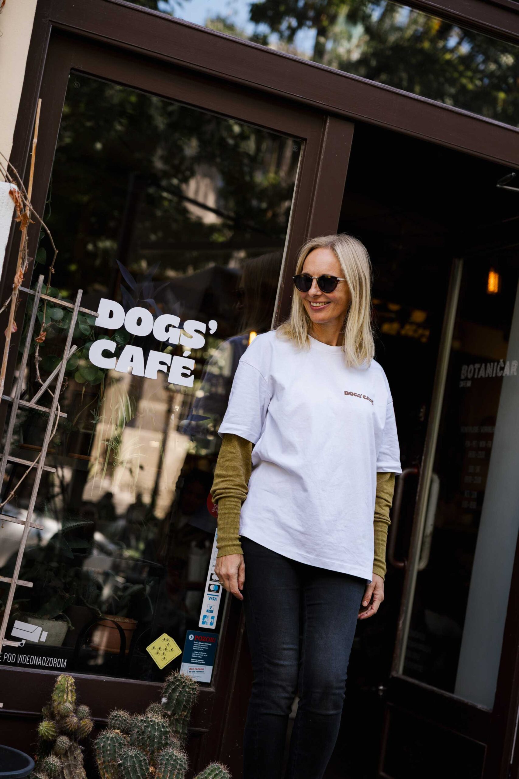 dogs caffe