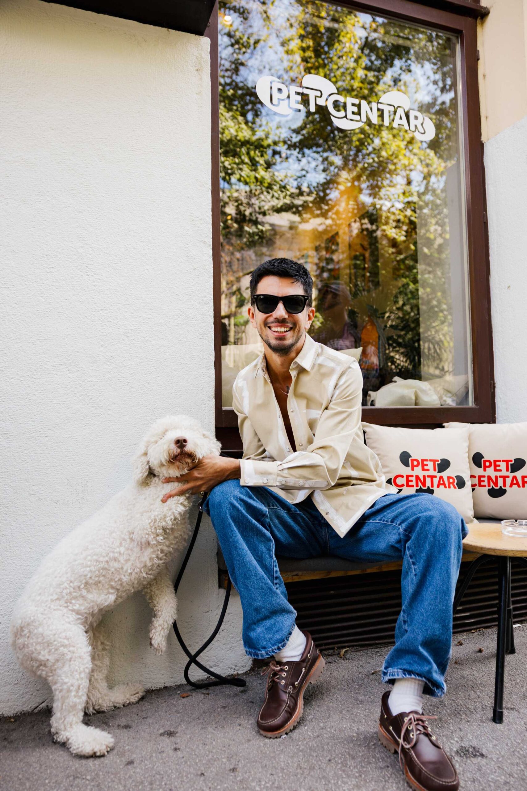 Treće izdanje Dogs’ Caféa Zagreb održano je u Botaničaru, gdje su se ponovno okupili brojni vlasnici pasa zajedno sa svojim četveronožnim pratiteljima. Nakon dva prethodna zagrebačka izdanja i prvog druženja održanog u Splitu, projekt se vratio u Zagreb s programom koji je zadržao osnovnu ideju koncepta, stvaranje mjesta na kojem su psi dobrodošli i na kojem njihovi vlasnici mogu provesti vrijeme s njima bez uobičajenih ograničenja koja često prate boravak s ljubimcima u gradskim prostorima. Dogs’ Café od prvog izdanja zamišljen je kao pop-up događanje koje se gradi oko svakodnevnog života ljudi sa psima. Umjesto klasičnog događanja na kojem vlasnici dolaze bez svojih ljubimaca, ovdje upravo psi određuju karakter susreta. Oni dolaze zajedno sa svojim ljudima, upoznaju druge pse, istražuju prostor i spontano stvaraju situacije u kojima se upoznaju i njihovi vlasnici. Treće zagrebačko izdanje nastavilo je upravo takav format, a Botaničar je za jedan dan postao mjesto susreta ljudi koje povezuje isto iskustvo života sa psima. Razvoj projekta vidljiv je i kroz publiku koja se okuplja na svakom novom izdanju. Dio posjetitelja vraća se nakon prethodnih druženja, dok se istodobno pridružuju novi vlasnici pasa koji Dogs’ Café posjećuju prvi put. Takav spoj stalnih i novih posjetitelja postupno je stvorio zajednicu koja se više ne okuplja samo zbog pojedinačnog programa, nego i zbog mogućnosti upoznavanja drugih ljudi sa sličnim svakodnevnim iskustvima, pitanjima i interesima vezanima uz njihove ljubimce. Program u Botaničaru bio je prilagođen upravo takvom načinu druženja. Posjetitelji su tijekom dana mogli provoditi vrijeme sa svojim psima, upoznavati druge vlasnike i koristiti sadržaje pripremljene za ovu priliku, dok su četveronožne goste čekali puppuccino i prigodni pokloni. Ideja nije bila odvojiti program za vlasnike od programa za pse, nego omogućiti da većinu vremena provedu zajedno, što je od početka jedno od prepoznatljivih obilježja Dogs’ Caféa. Svoj prostor na događanju ponovno je imao Pet Centar, gdje su posjetitelji mogli upoznati nove proizvode namijenjene kućnim ljubimcima te pronaći praktična rješenja za svakodnevnu brigu o psima. Takav sadržaj uklopio se u koncept događanja koje uz druženje otvara prostor i za teme prehrane, njege, zdravlja i drugih pitanja s kojima se vlasnici susreću tijekom života sa svojim ljubimcima. Poseban dio trećeg zagrebačkog izdanja bila je izložba fotografija pasa autora Lukše Marottija, realizirana uz pokroviteljstvo Vetti Groupa. Fotografije su zabilježile pse u različitim situacijama i raspoloženjima, bez potrebe da ih se promatra samo kao pratnju njihovih vlasnika. Svaki fotografirani pas dobio je vlastiti kadar, izraz i karakter, pa je izložba unutar prostora Botaničara funkcionirala kao zasebna vizualna cjelina posvećena upravo životinjama oko kojih je cijeli događaj nastao. Programu se ponovno pridružio i Nik Titanik, koji je za posjetitelje izrađivao personalizirane karikature. Njegov kutak privukao je velik interes već tijekom proljetnog Dogs’ Caféa, kada zbog broja zainteresiranih dio posjetitelja nije stigao doći na red. Novo izdanje zato je donijelo još jednu priliku vlasnicima koji su željeli ponijeti kući osobnu uspomenu sa svojim psom. Karikature su nastajale tijekom samog događanja, pa su vlasnici iz Botaničara odlazili s radom napravljenim upravo za njih i njihove ljubimce. Uz zabavne i kreativne sadržaje, dio programa bio je posvećen zdravlju pasa i neposrednom razgovoru s veterinarima. U suradnji s Vetti Groupom posjetiteljima su na raspolaganju bili dr. Saša Dujanović i dr. Ana Ritoša, s kojima su mogli razgovarati o zdravstvenim pitanjima vezanima uz svoje ljubimce. Vlasnici su mogli zatražiti stručni savjet, razgovarati o konkretnim nedoumicama te iskoristiti mogućnost besplatnog veterinarskog pregleda. Na taj je način stručna veterinarska podrška bila dostupna u neformalnom okruženju u kojem su vlasnici već boravili zajedno sa svojim psima. Humanitarni dio ostao je sastavni dio Dogs’ Caféa i u njegovu trećem zagrebačkom izdanju. Projekt od početka koristi okupljanja i vidljivost događanja kako bi pažnju usmjerio i prema psima koji još nemaju svoj dom. Dosadašnja izdanja već su završila konkretnim udomljenjima, pa Dogs’ Café uz program za vlasnike i njihove ljubimce daje prostor i njuškama koje tek čekaju svoje ljude. Upravo se kroz tri zagrebačka izdanja može pratiti kako se prvotna ideja jednodnevnog okupljanja postupno pretvorila u događanje kojem se dio publike redovito vraća. Ljudi koji su se upoznali na ranijim izdanjima ponovno se susreću, novi posjetitelji ulaze u zajednicu, a psi ostaju prirodan razlog za početak razgovora. Razmjenjuju se iskustva o prehrani, zdravlju, ponašanju, svakodnevnim navikama i životu u gradu sa psom, ali velik dio druženja nastaje spontano, bez unaprijed zadanog programa. „Sretna sam zbog fantastičnog odaziva i sjajne atmosfere na trećem po redu zagrebačkom DOGS' CAFE-u. Veliki broj posjetitelja i njihovih četveronožnih ljubimaca potvrdili su važnost i potrebu ovakvih susreta za našu zajednicu. Veliko hvala Botaničaru koji je svojim divnim ambijentom omogućio da ovaj pop-up event dobije novo ruho. Gledati toliko sretnih pasa na jednom mjestu najveća je nagrada za sav trud oko organizacije. Nadamo se da će i ovog puta njuškice koje traže dom imati sreće i pronaći svoje ljude. Hvala vam što ste dio naše priče!“, izjavila je Petra Turkulin Odak, autorica koncepta Dogs’ Café. Treće izdanje u Botaničaru nastavilo je koncept bez udaljavanja od njegove početne ideje. Psi su tijekom cijelog događanja bili ravnopravni sudionici, a sadržaji su bili organizirani oko vremena koje vlasnici provode sa svojim ljubimcima. Fotografije Lukše Marottija, karikature Nika Titanika, veterinarski savjeti i pregledi, Pet Centar, puppuccino i prigodni pokloni bili su različiti dijelovi istog susreta. Dogs’ Café Zagreb tako je još jednom okupio ljude koji svoje pse ne ostavljaju kod kuće kada odlaze na druženje, nego ih vode sa sobom. U Botaničaru su upravo psi bili razlog dolaska, novih poznanstava, razgovora i zajedničkih fotografija, a za neke od njih ovakva okupljanja mogu značiti i nešto mnogo konkretnije, priliku da među posjetiteljima pronađu ljude s kojima će otići u svoj novi dom.