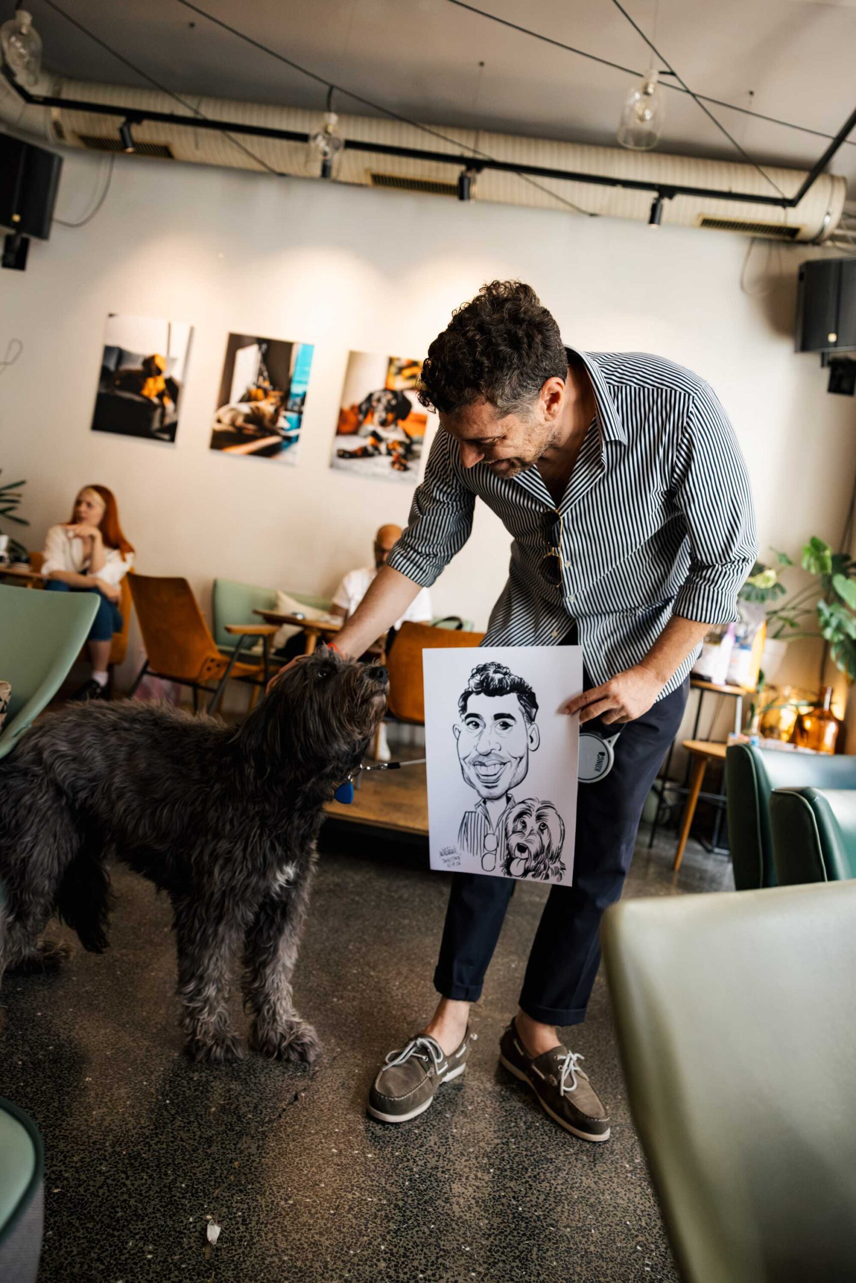 Treće izdanje Dogs’ Caféa Zagreb održano je u Botaničaru, gdje su se ponovno okupili brojni vlasnici pasa zajedno sa svojim četveronožnim pratiteljima. Nakon dva prethodna zagrebačka izdanja i prvog druženja održanog u Splitu, projekt se vratio u Zagreb s programom koji je zadržao osnovnu ideju koncepta, stvaranje mjesta na kojem su psi dobrodošli i na kojem njihovi vlasnici mogu provesti vrijeme s njima bez uobičajenih ograničenja koja često prate boravak s ljubimcima u gradskim prostorima. Dogs’ Café od prvog izdanja zamišljen je kao pop-up događanje koje se gradi oko svakodnevnog života ljudi sa psima. Umjesto klasičnog događanja na kojem vlasnici dolaze bez svojih ljubimaca, ovdje upravo psi određuju karakter susreta. Oni dolaze zajedno sa svojim ljudima, upoznaju druge pse, istražuju prostor i spontano stvaraju situacije u kojima se upoznaju i njihovi vlasnici. Treće zagrebačko izdanje nastavilo je upravo takav format, a Botaničar je za jedan dan postao mjesto susreta ljudi koje povezuje isto iskustvo života sa psima. Razvoj projekta vidljiv je i kroz publiku koja se okuplja na svakom novom izdanju. Dio posjetitelja vraća se nakon prethodnih druženja, dok se istodobno pridružuju novi vlasnici pasa koji Dogs’ Café posjećuju prvi put. Takav spoj stalnih i novih posjetitelja postupno je stvorio zajednicu koja se više ne okuplja samo zbog pojedinačnog programa, nego i zbog mogućnosti upoznavanja drugih ljudi sa sličnim svakodnevnim iskustvima, pitanjima i interesima vezanima uz njihove ljubimce. Program u Botaničaru bio je prilagođen upravo takvom načinu druženja. Posjetitelji su tijekom dana mogli provoditi vrijeme sa svojim psima, upoznavati druge vlasnike i koristiti sadržaje pripremljene za ovu priliku, dok su četveronožne goste čekali puppuccino i prigodni pokloni. Ideja nije bila odvojiti program za vlasnike od programa za pse, nego omogućiti da većinu vremena provedu zajedno, što je od početka jedno od prepoznatljivih obilježja Dogs’ Caféa. Svoj prostor na događanju ponovno je imao Pet Centar, gdje su posjetitelji mogli upoznati nove proizvode namijenjene kućnim ljubimcima te pronaći praktična rješenja za svakodnevnu brigu o psima. Takav sadržaj uklopio se u koncept događanja koje uz druženje otvara prostor i za teme prehrane, njege, zdravlja i drugih pitanja s kojima se vlasnici susreću tijekom života sa svojim ljubimcima. Poseban dio trećeg zagrebačkog izdanja bila je izložba fotografija pasa autora Lukše Marottija, realizirana uz pokroviteljstvo Vetti Groupa. Fotografije su zabilježile pse u različitim situacijama i raspoloženjima, bez potrebe da ih se promatra samo kao pratnju njihovih vlasnika. Svaki fotografirani pas dobio je vlastiti kadar, izraz i karakter, pa je izložba unutar prostora Botaničara funkcionirala kao zasebna vizualna cjelina posvećena upravo životinjama oko kojih je cijeli događaj nastao. Programu se ponovno pridružio i Nik Titanik, koji je za posjetitelje izrađivao personalizirane karikature. Njegov kutak privukao je velik interes već tijekom proljetnog Dogs’ Caféa, kada zbog broja zainteresiranih dio posjetitelja nije stigao doći na red. Novo izdanje zato je donijelo još jednu priliku vlasnicima koji su željeli ponijeti kući osobnu uspomenu sa svojim psom. Karikature su nastajale tijekom samog događanja, pa su vlasnici iz Botaničara odlazili s radom napravljenim upravo za njih i njihove ljubimce. Uz zabavne i kreativne sadržaje, dio programa bio je posvećen zdravlju pasa i neposrednom razgovoru s veterinarima. U suradnji s Vetti Groupom posjetiteljima su na raspolaganju bili dr. Saša Dujanović i dr. Ana Ritoša, s kojima su mogli razgovarati o zdravstvenim pitanjima vezanima uz svoje ljubimce. Vlasnici su mogli zatražiti stručni savjet, razgovarati o konkretnim nedoumicama te iskoristiti mogućnost besplatnog veterinarskog pregleda. Na taj je način stručna veterinarska podrška bila dostupna u neformalnom okruženju u kojem su vlasnici već boravili zajedno sa svojim psima. Humanitarni dio ostao je sastavni dio Dogs’ Caféa i u njegovu trećem zagrebačkom izdanju. Projekt od početka koristi okupljanja i vidljivost događanja kako bi pažnju usmjerio i prema psima koji još nemaju svoj dom. Dosadašnja izdanja već su završila konkretnim udomljenjima, pa Dogs’ Café uz program za vlasnike i njihove ljubimce daje prostor i njuškama koje tek čekaju svoje ljude. Upravo se kroz tri zagrebačka izdanja može pratiti kako se prvotna ideja jednodnevnog okupljanja postupno pretvorila u događanje kojem se dio publike redovito vraća. Ljudi koji su se upoznali na ranijim izdanjima ponovno se susreću, novi posjetitelji ulaze u zajednicu, a psi ostaju prirodan razlog za početak razgovora. Razmjenjuju se iskustva o prehrani, zdravlju, ponašanju, svakodnevnim navikama i životu u gradu sa psom, ali velik dio druženja nastaje spontano, bez unaprijed zadanog programa. „Sretna sam zbog fantastičnog odaziva i sjajne atmosfere na trećem po redu zagrebačkom DOGS' CAFE-u. Veliki broj posjetitelja i njihovih četveronožnih ljubimaca potvrdili su važnost i potrebu ovakvih susreta za našu zajednicu. Veliko hvala Botaničaru koji je svojim divnim ambijentom omogućio da ovaj pop-up event dobije novo ruho. Gledati toliko sretnih pasa na jednom mjestu najveća je nagrada za sav trud oko organizacije. Nadamo se da će i ovog puta njuškice koje traže dom imati sreće i pronaći svoje ljude. Hvala vam što ste dio naše priče!“, izjavila je Petra Turkulin Odak, autorica koncepta Dogs’ Café. Treće izdanje u Botaničaru nastavilo je koncept bez udaljavanja od njegove početne ideje. Psi su tijekom cijelog događanja bili ravnopravni sudionici, a sadržaji su bili organizirani oko vremena koje vlasnici provode sa svojim ljubimcima. Fotografije Lukše Marottija, karikature Nika Titanika, veterinarski savjeti i pregledi, Pet Centar, puppuccino i prigodni pokloni bili su različiti dijelovi istog susreta. Dogs’ Café Zagreb tako je još jednom okupio ljude koji svoje pse ne ostavljaju kod kuće kada odlaze na druženje, nego ih vode sa sobom. U Botaničaru su upravo psi bili razlog dolaska, novih poznanstava, razgovora i zajedničkih fotografija, a za neke od njih ovakva okupljanja mogu značiti i nešto mnogo konkretnije, priliku da među posjetiteljima pronađu ljude s kojima će otići u svoj novi dom.