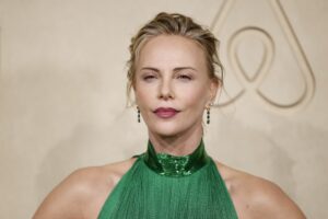 Charlize Theron nosi Givenchy štikle koje su zasjenile čak i haljinu s vrtoglavim prorezom