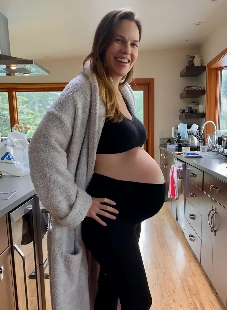 Hilary Swank čeka treće dijete u 53. godini hello magazin croatia hrvatska