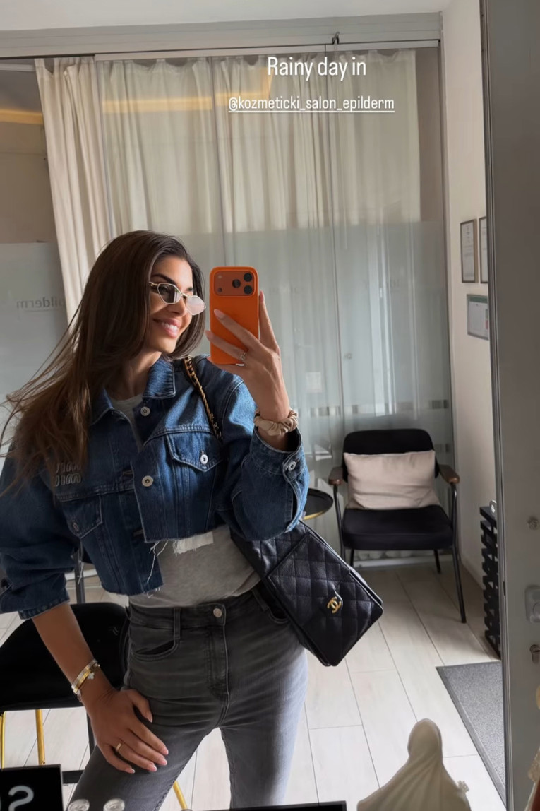 Iva Šarić Petković u traper kombinaciji nosi Chanel torbu HELLO MAGAZIN CROATIA HRVATSKA