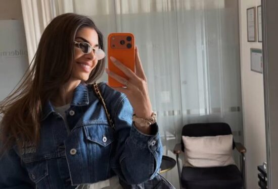 Iva Šarić Petković u traper kombinaciji nosi Chanel torbu HELLO MAGAZIN CROATIA HRVATSKA