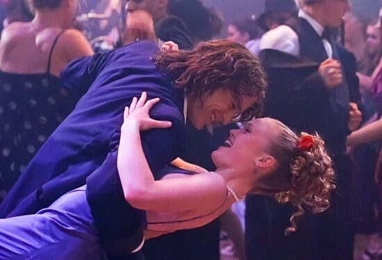 Julia Stiles plesom odala počast Heathu Ledgeru