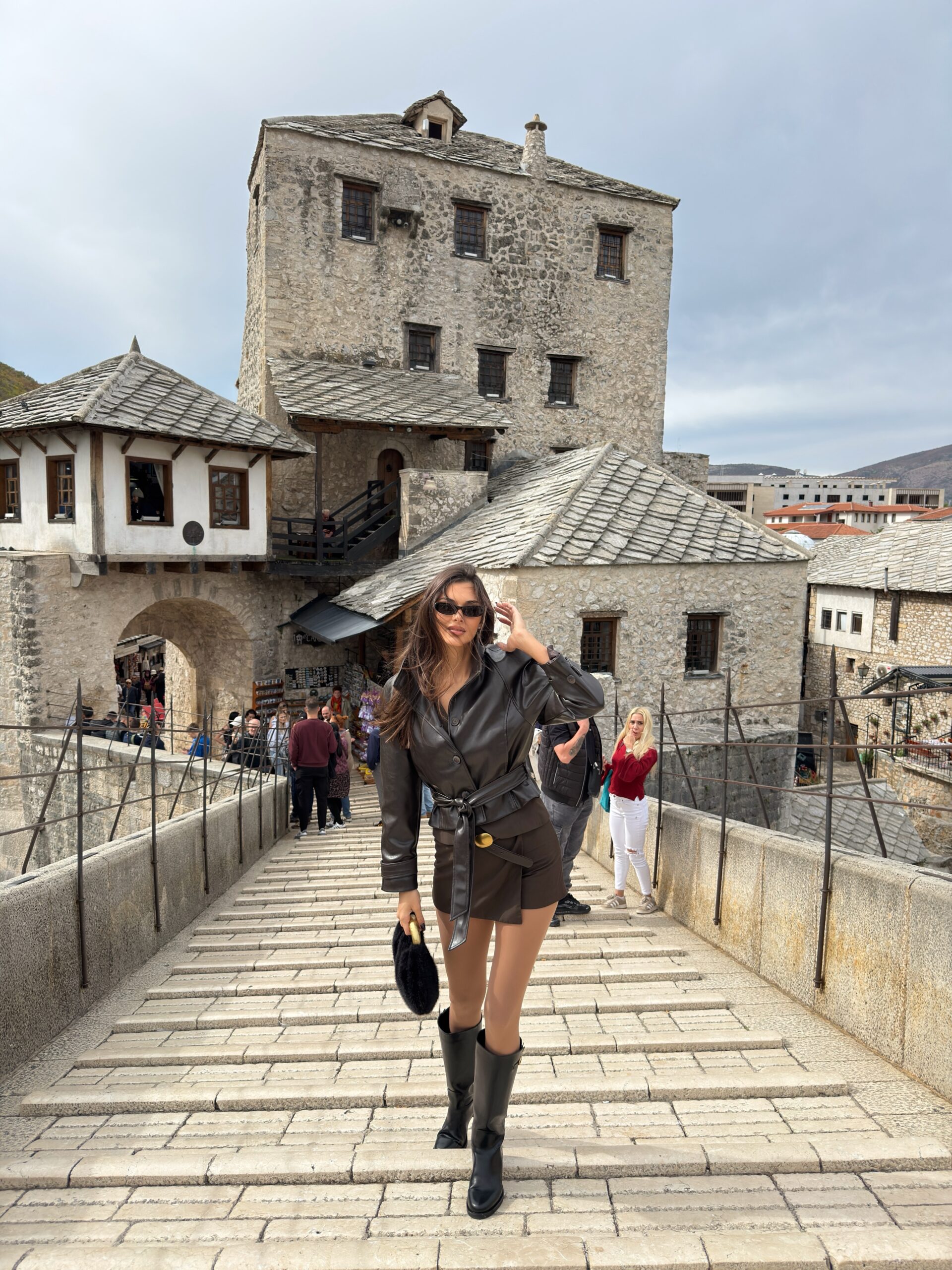 Laura Gnjatović nosi sunčane naočale HELLO MAGAZIN CROATIA HRVATSKA