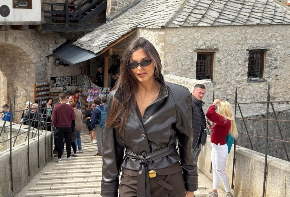 Laura Gnjatović nosi sunčane naočale HELLO MAGAZIN CROATIA HRVATSKA
