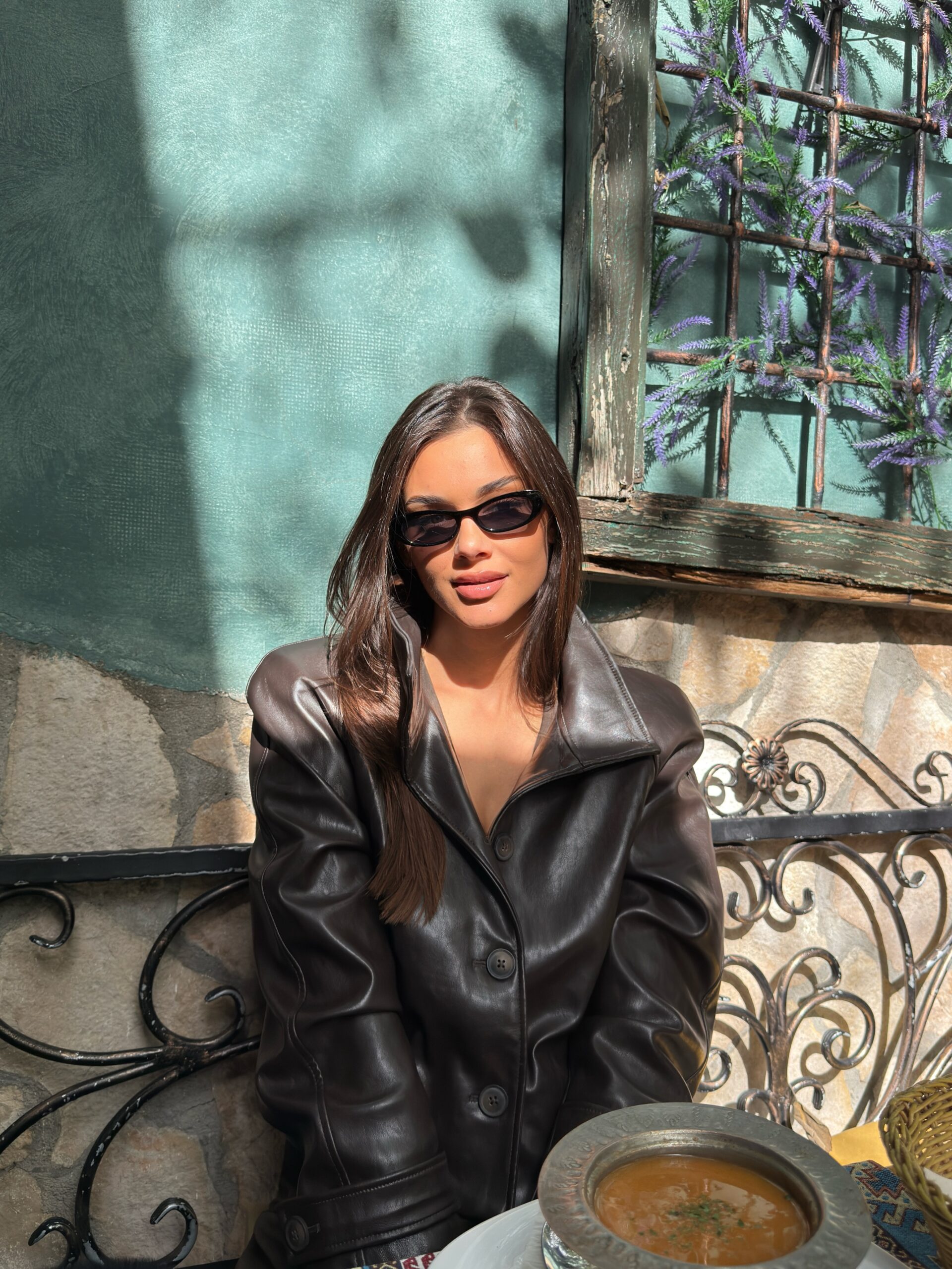 Laura Gnjatović nosi sunčane naočale HELLO MAGAZIN CROATIA HRVATSKA