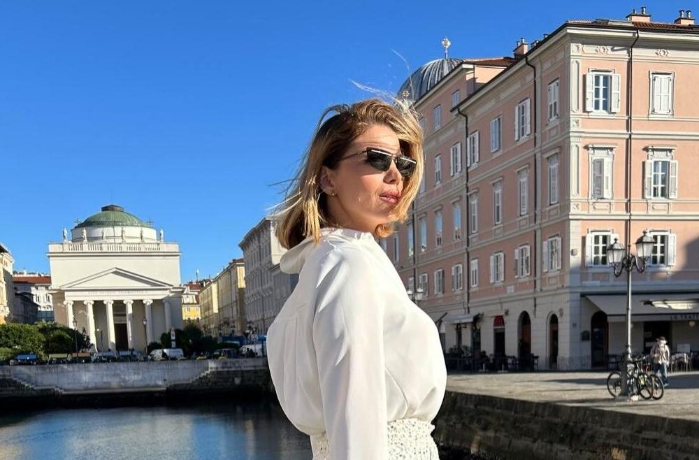 Lejla Filipović u Trstu nosi bijele traperice