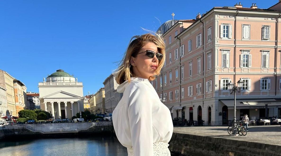 Lejla Filipović u Trstu nosi bijele traperice