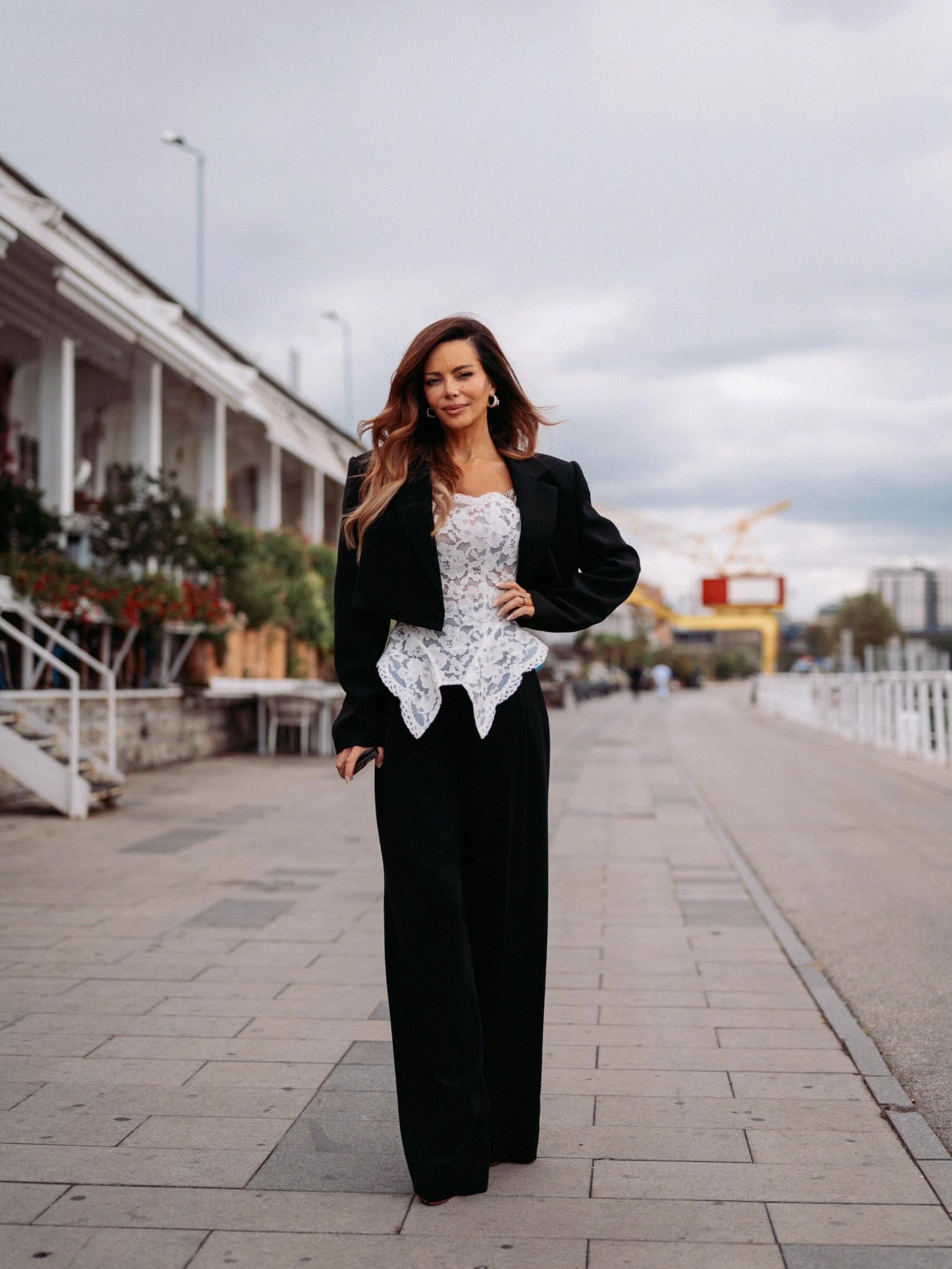 Nikolina Pišek u crnom odijelu s potpisom