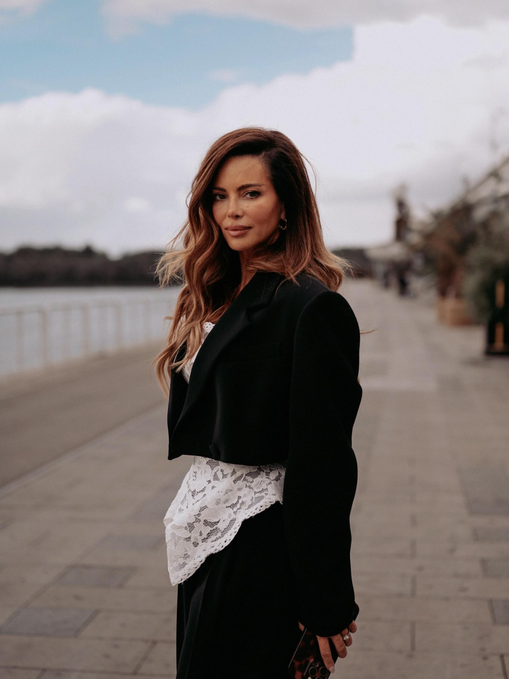 Nikolina Pišek u crnom odijelu s potpisom