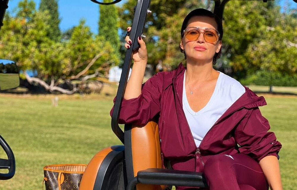 Nina Badrić na Brijunima nosi ljubičasti komplet