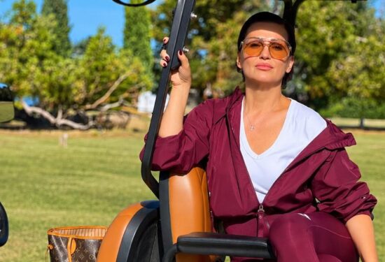 Nina Badrić na Brijunima nosi ljubičasti komplet