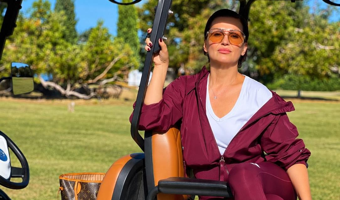 Nina Badrić na Brijunima nosi ljubičasti komplet